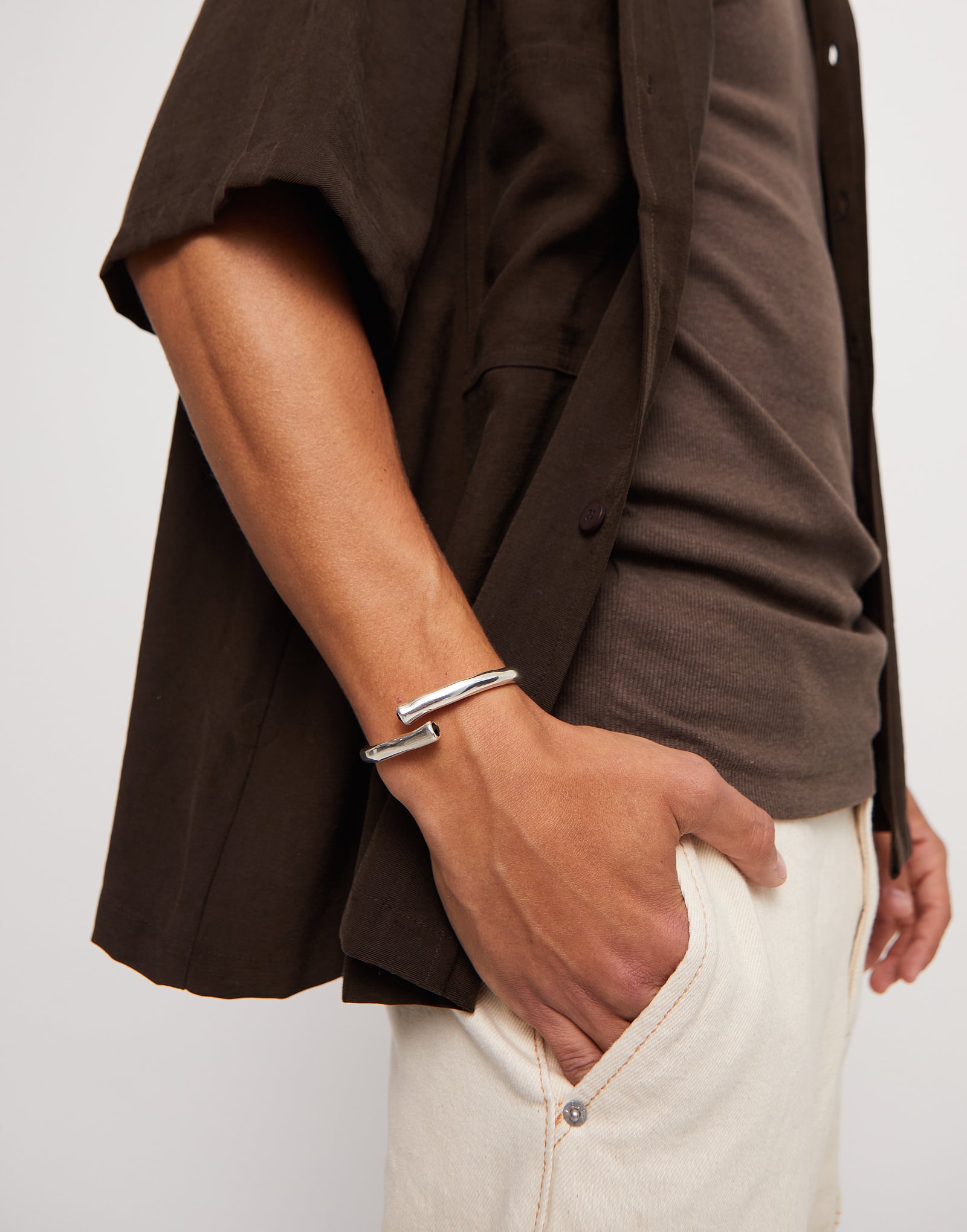 Pulsera rigida ba&ntilde;ada en plata de ley y cristal negro en extremos